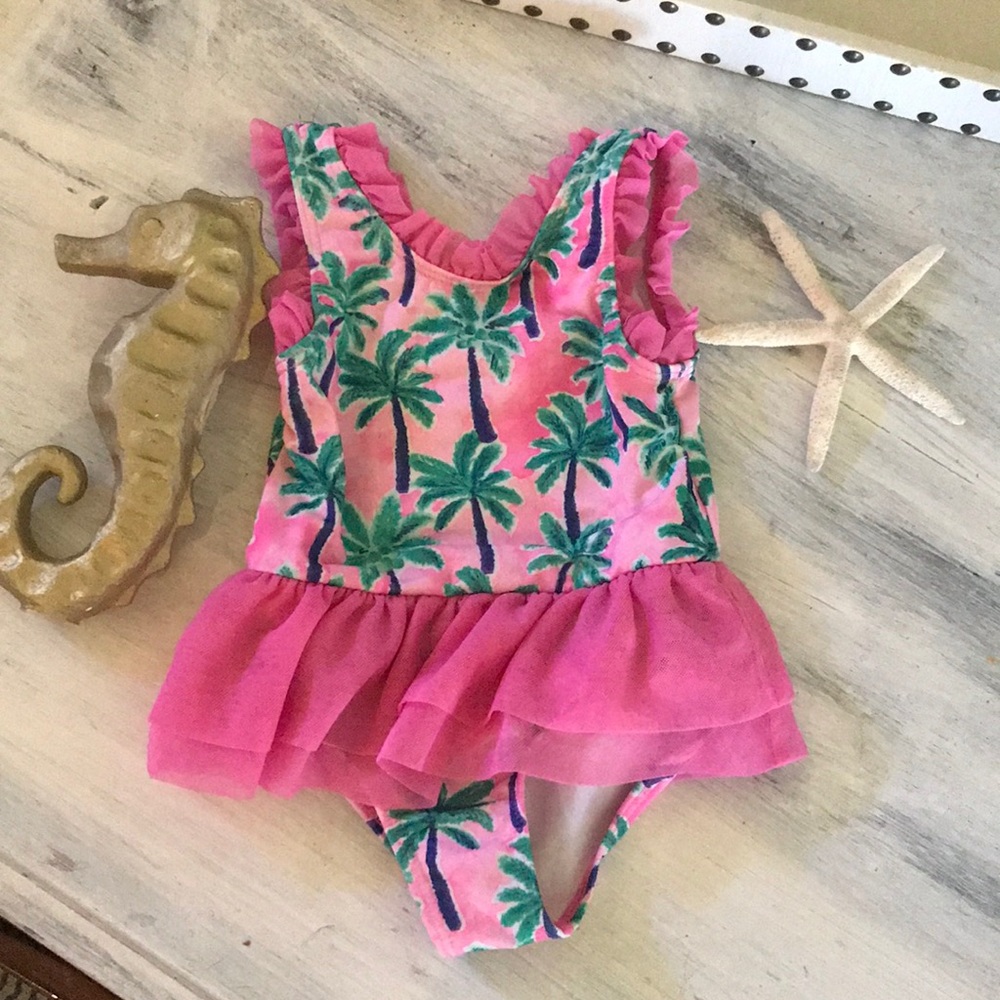 Cutie at bathing suit!!! EUC 🌴💕